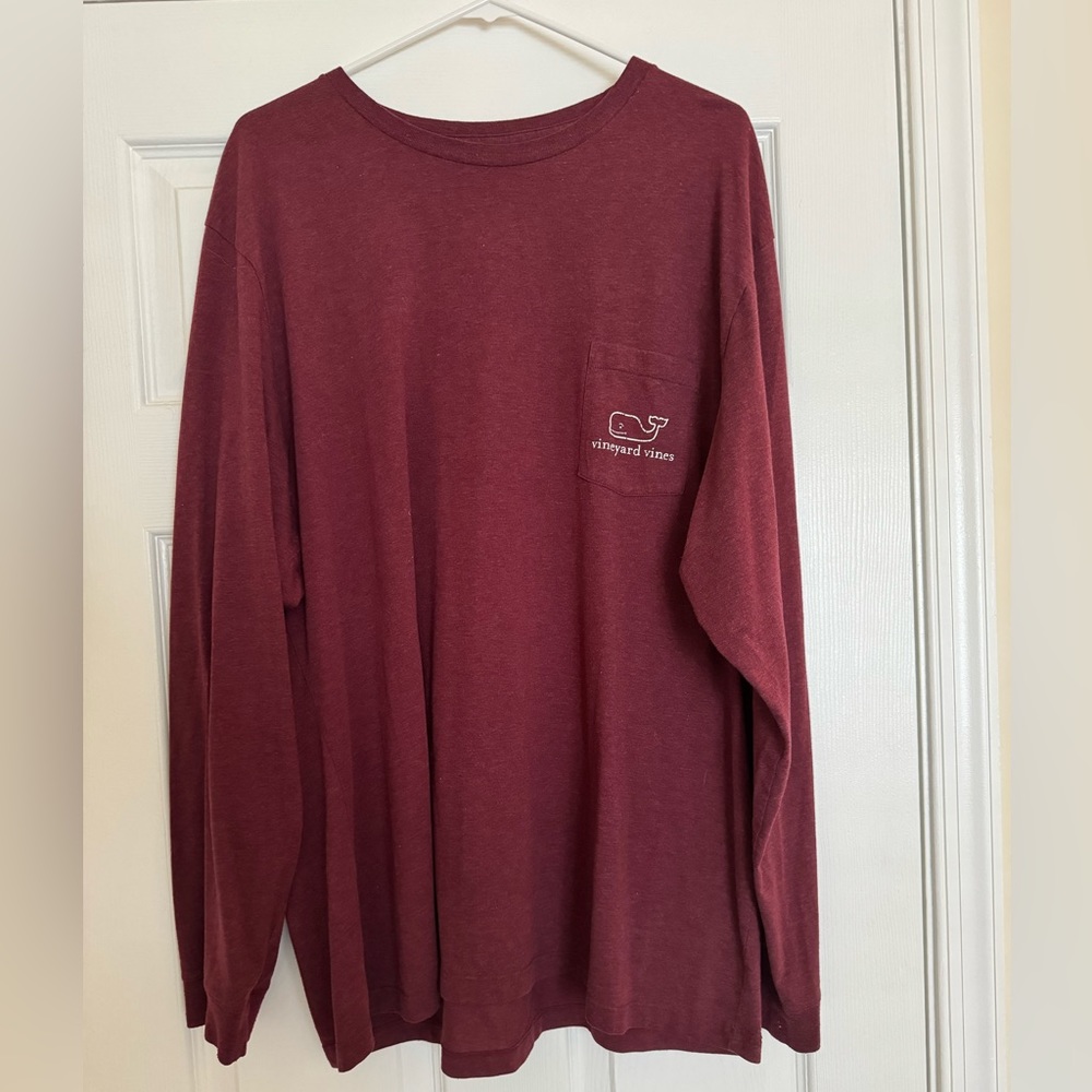 Men’s Vineyard Vines burgundy classic whale long sleeve tshirt. EUC